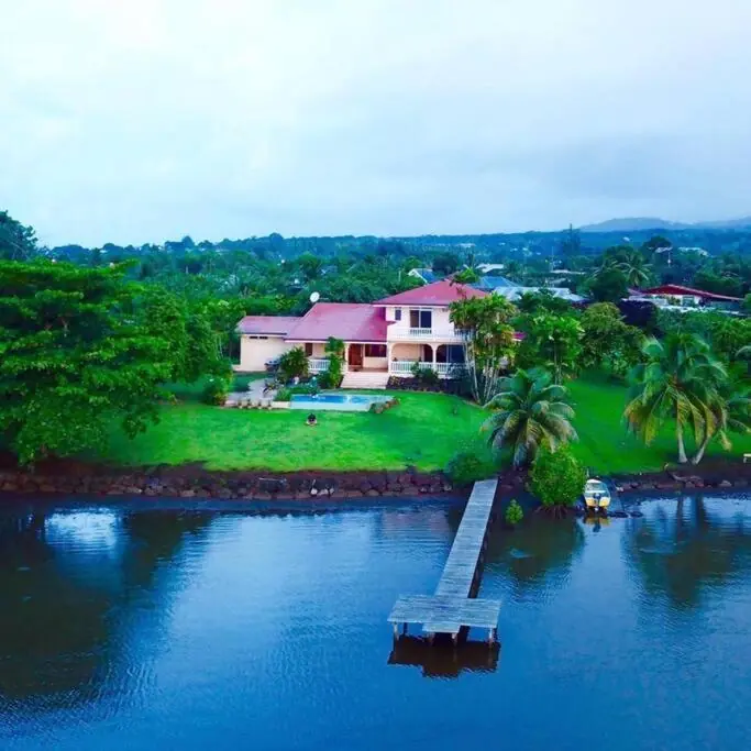 Te Mana Lodge villa on the shores of Phaeton Bay in Taravao, Tahiti